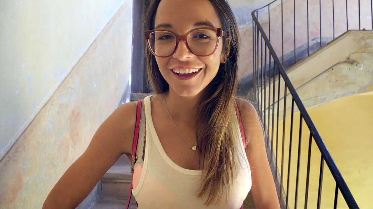 Los mejores videos de Dominicana Singando donde  Jovencita tetona me dejó follarla en las escaleras y se corrió en su boquita