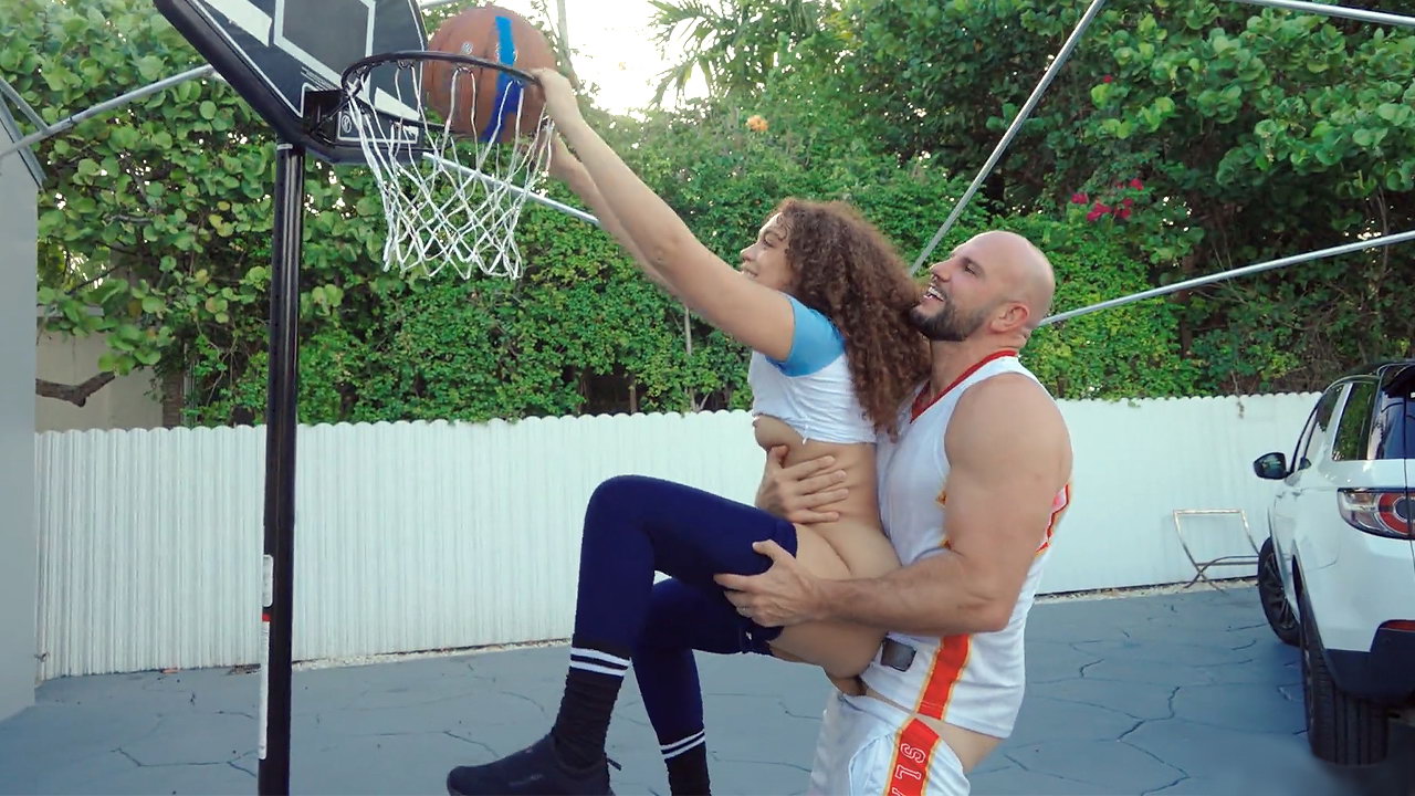 Los mejores videos de Dominicana Singando donde  Rompiendo un culo perfecto en la cancha de baloncesto después de tirar al aro