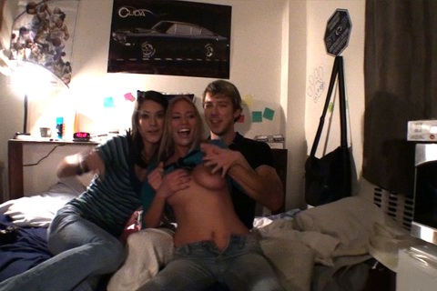 Los mejores videos de Dominicana Singando donde  Una auténtica película porno amateur enviada por estudiantes