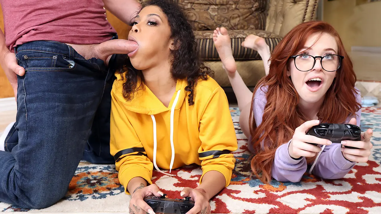 Los mejores videos de Dominicana Singando donde  Las jóvenes gamers se divierten compartiendo un joystick rígido