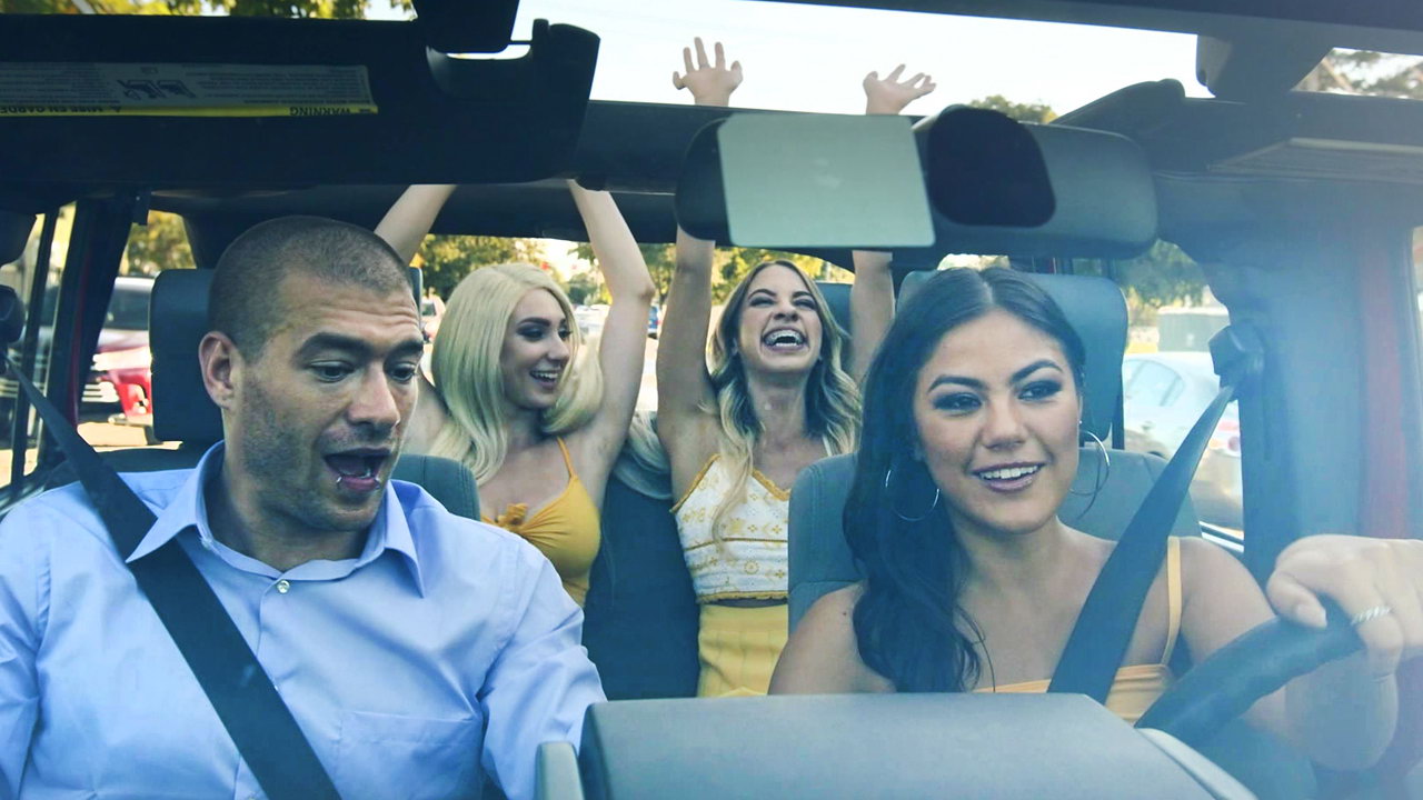 Tres jovencitas van a dar un paseo con un vendedor de coches que las folla profundamente en el coche
