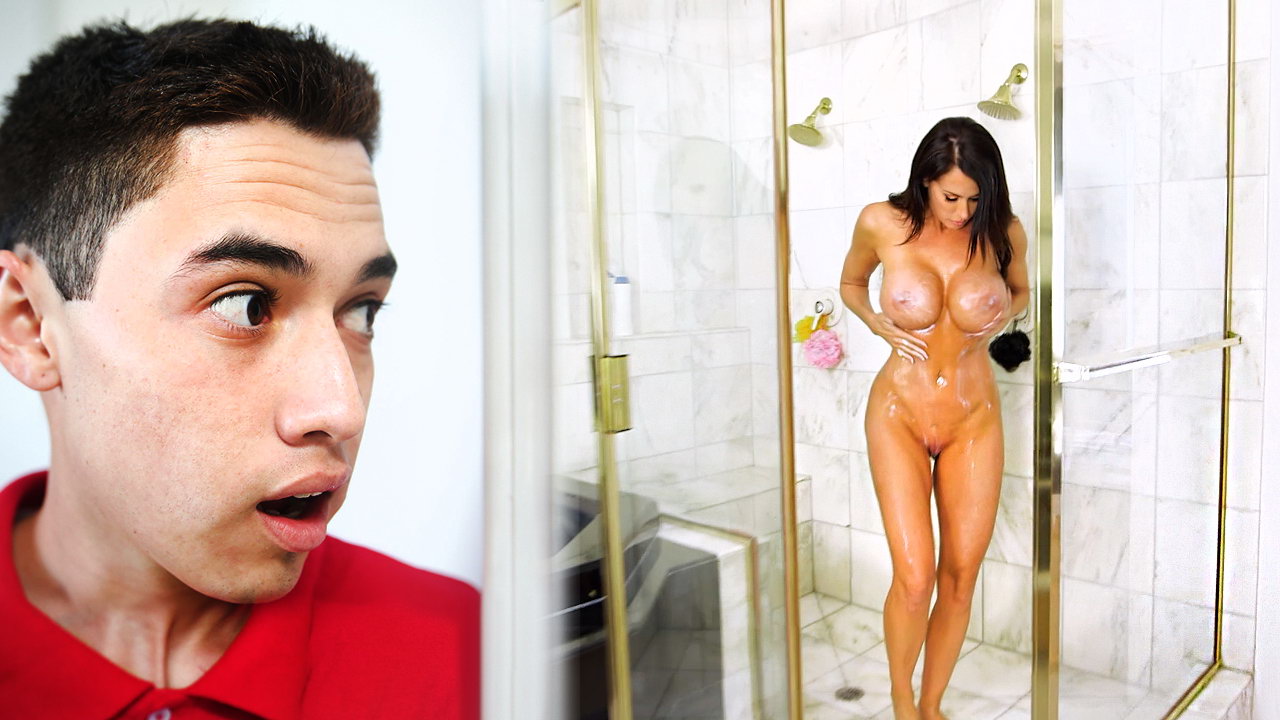 Los mejores videos de Dominicana Singando donde  Este chico es atrapado escondiéndose y espiando a su madre desnuda en la ducha.