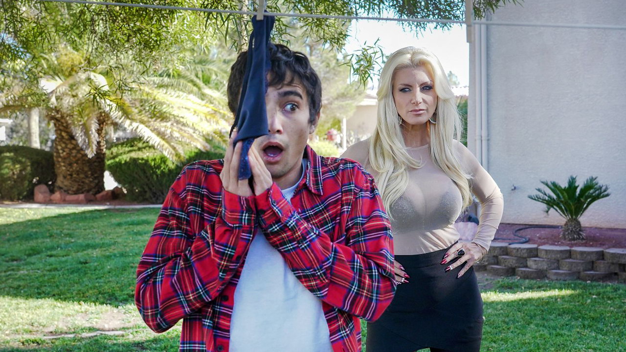 Los mejores videos de Dominicana Singando donde  MILF rubia tetona con medias negras y botas de tacón alto es perforada por un ladrón de bragas