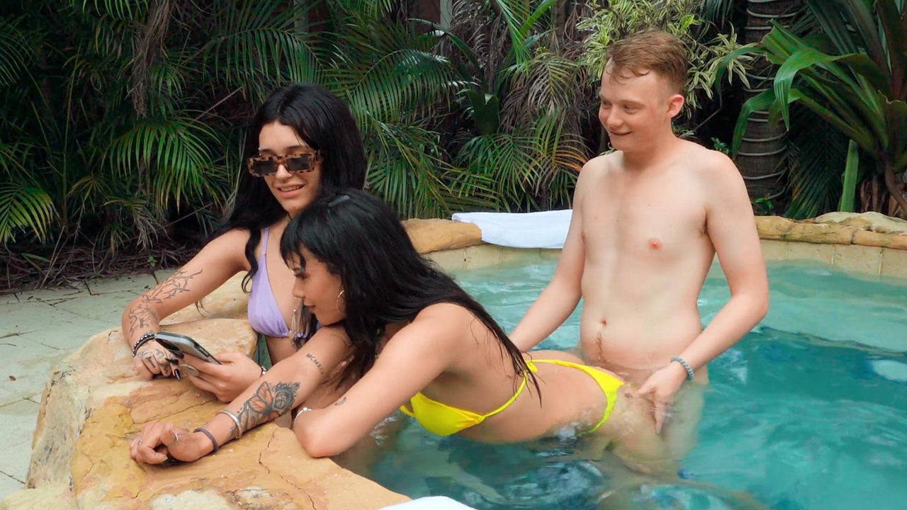 Los mejores videos de Dominicana Singando donde  Follando a la mejor amiga de su novia en la piscina justo a sus espaldas