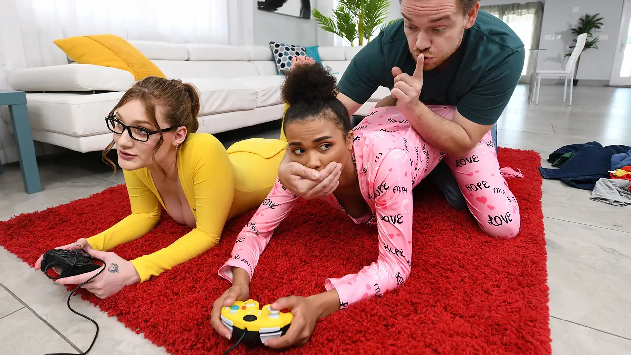 Los mejores videos de Dominicana Singando donde  Los adolescentes son follados a través de la solapa del pijama mientras juegan videojuegos