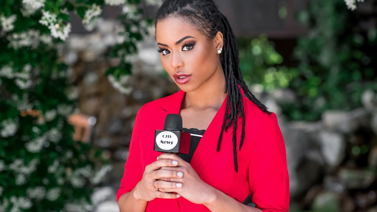 Los mejores videos de Dominicana Singando donde  Presentadora de noticias locales quiere ser follada por el pervertido que se nota en el parque