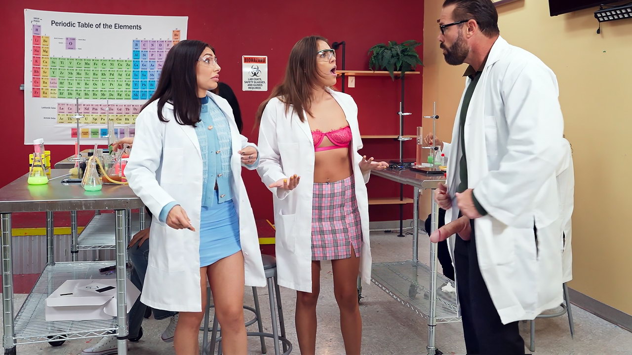 Los mejores videos de Dominicana Singando donde  Un profesor de química enseña a sus alumnos cachondos a follar