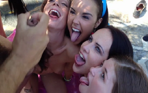 Los mejores videos de Dominicana Singando donde  Chicas adolescentes atrevidas se reúnen alrededor de la piscina y chupan una polla