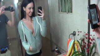 Novia sexy recibe una buena parte de follar en el baño