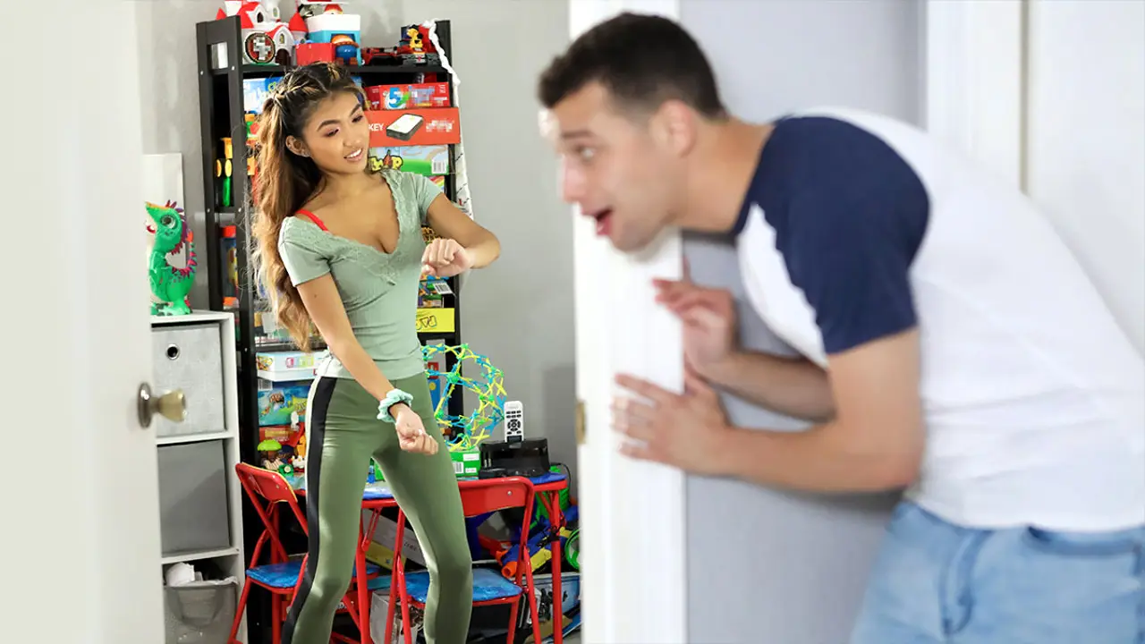 Los mejores videos de Dominicana Singando donde  ¡La hermana menor quiere hacer un video de tiktok y deja que su hermanastro la folle como una putita!