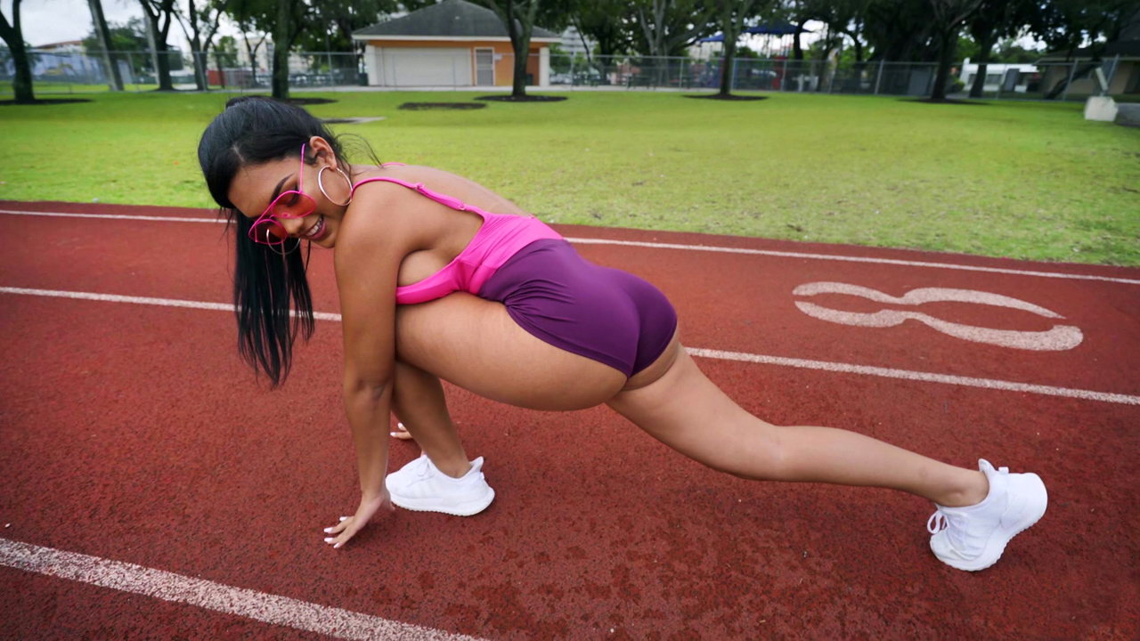 Los mejores videos de Dominicana Singando donde  Una atleta morena tetona con un culo apretado me hizo una garganta profunda antes de montarme el eje.