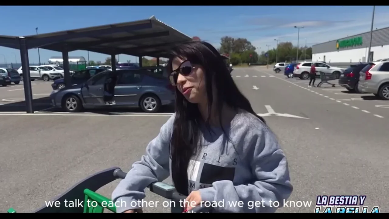 La bestia y la bella la convence en el supermercado de ir a follar