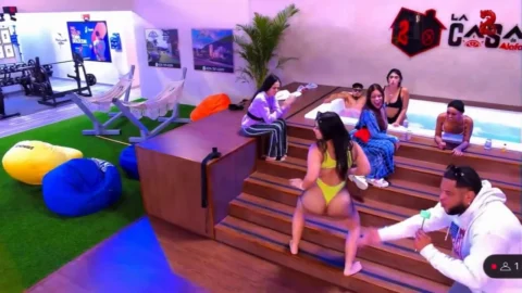 Jacuzzi picante en la casa de Alofoke 2